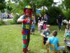Clown bringt Kinder zum Lachen