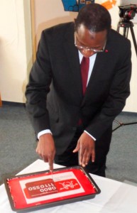 Schirmherr Dr. Diaby beim Anschnitt der Torte