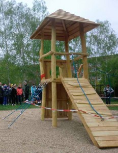 lindgren-schule-motorikspielplatz-eroeffnung_kletterturm
