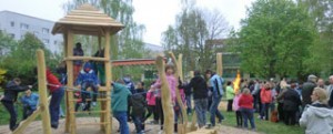 Spielplatz der Astrid Lindgren Schule wurd umgebaut und am 11. April den Kindern der Schule übergeben.
